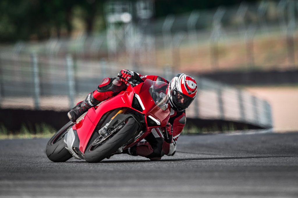 Ducati apresenta a linha 2023 da superesportiva Panigale V4 R