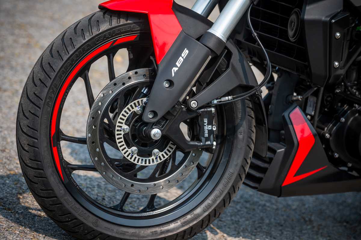 Bajaj Dominar A Nova Rainha Das Naked De Entrada Motociclismo