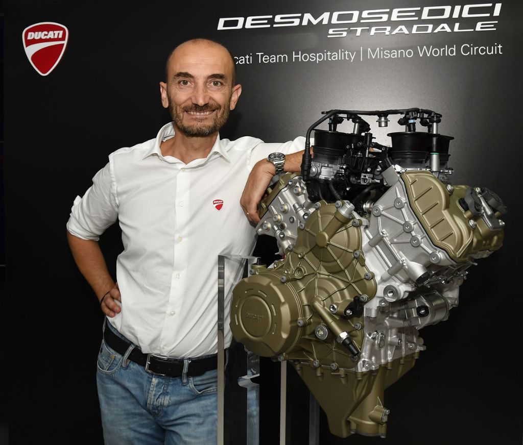 O CEO Claudio Domenicalli e o motor Desmosedici Stradale Motociclismo Online