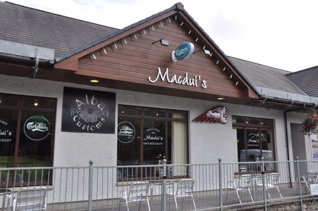 Fachada do restaurante Macdui's, na Escócia
