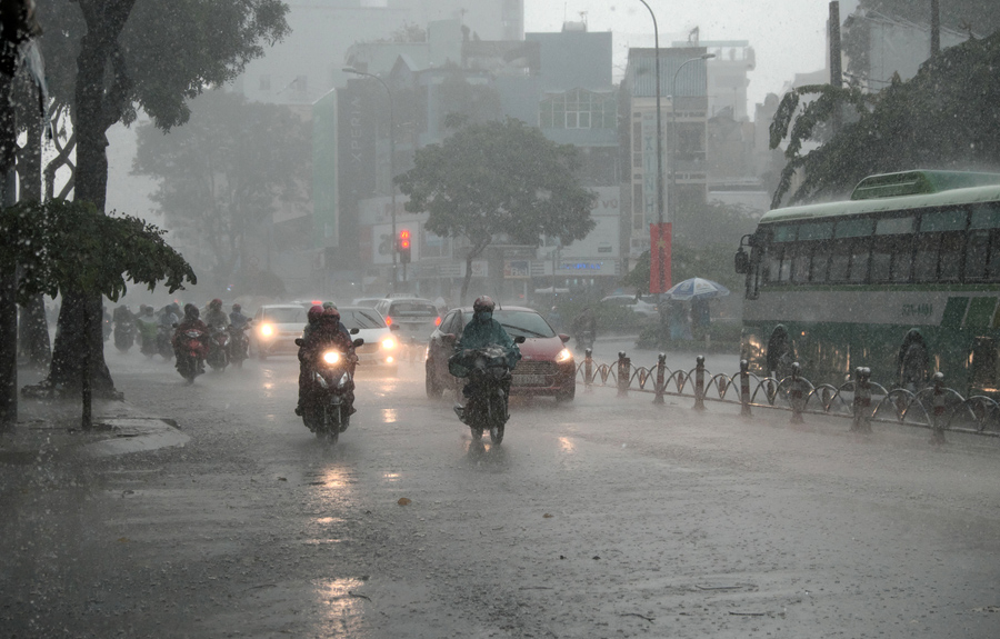 Pilotar na chuva exige destreza dos motociclistas