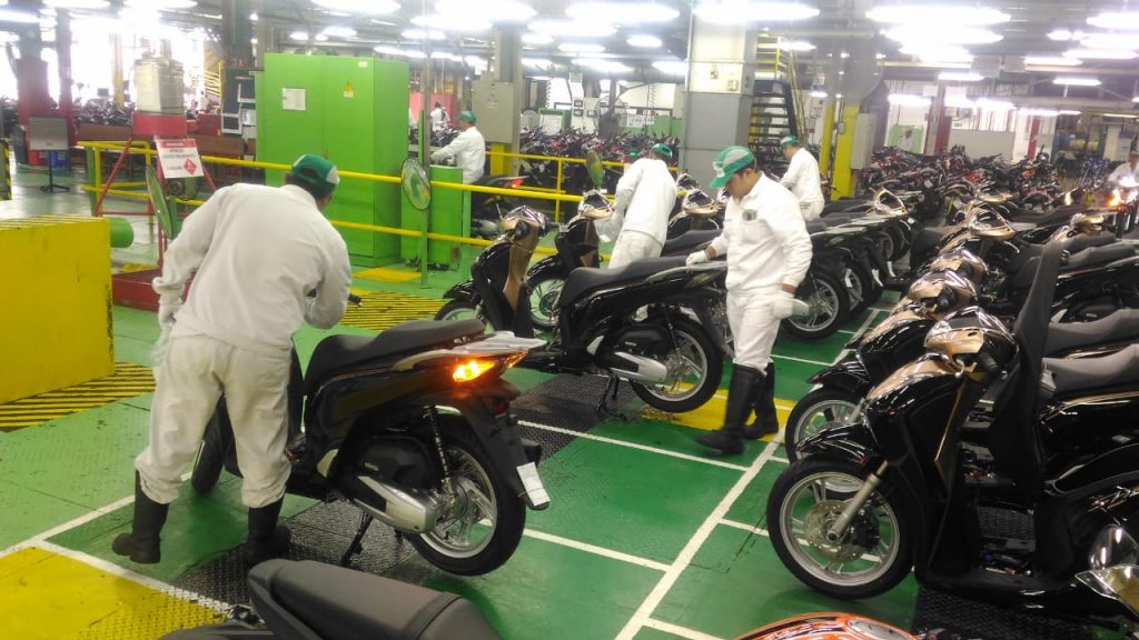 técnicos inspecionam os scooter da família SH da Honda, em Manaus (AM)