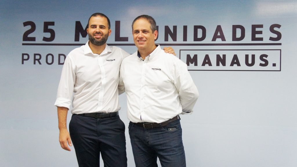 Leandro Oliveira e Waldyr Ferreira na fábrica da Triumph, em Manaus