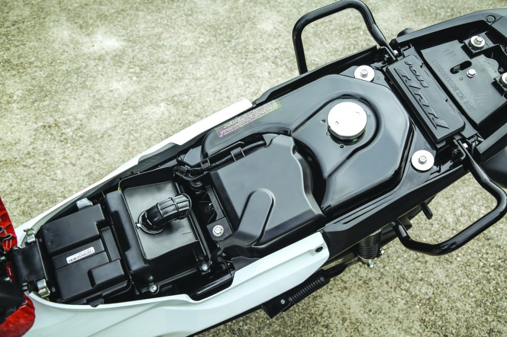 Debaixo do assento, a Honda Pop 110i tem o tanque de combustível, filtro de ar e acesso para a bateria