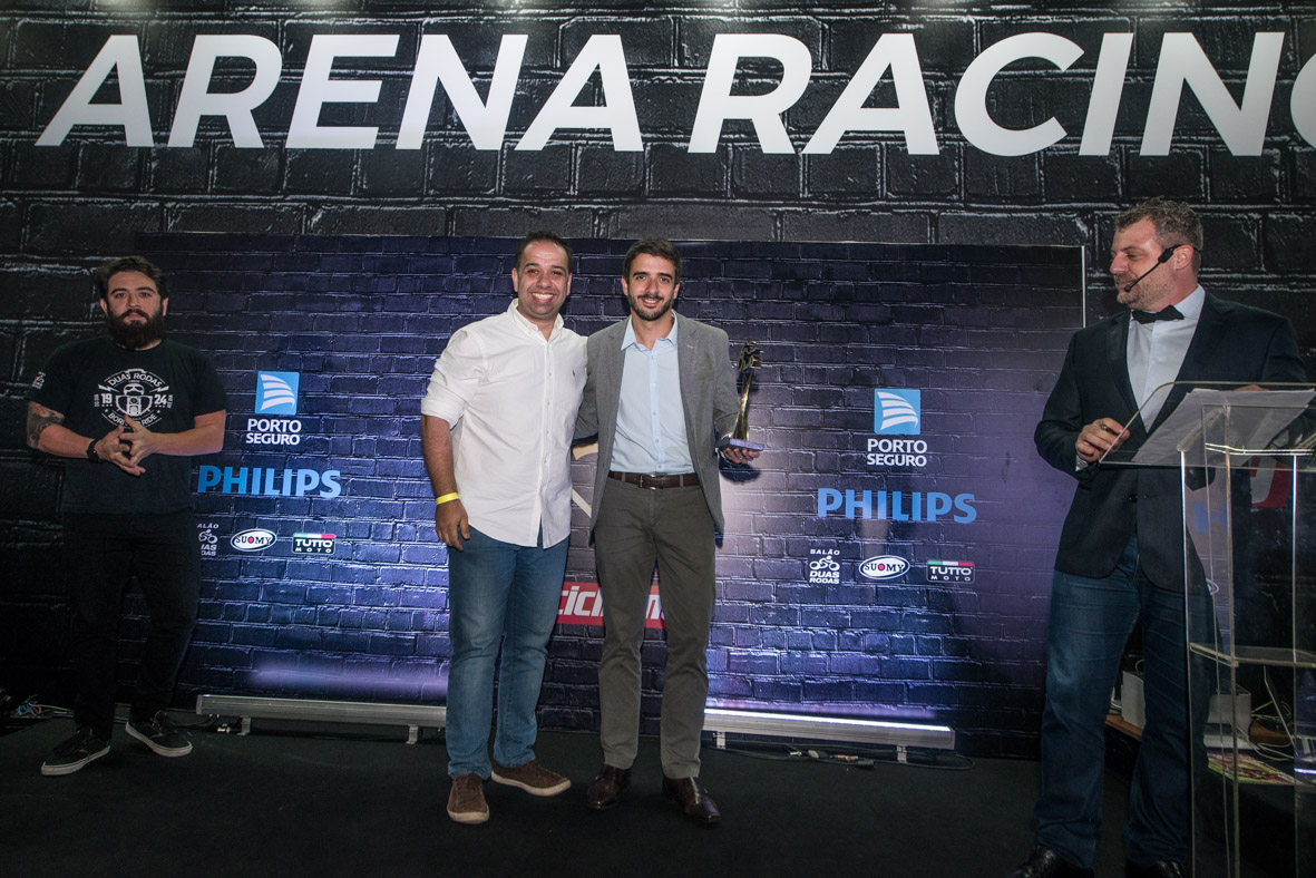 Leandro Lara, da Reed, entrega prêmio para Marcelo Cesena, da BMW, no Moto de Ouro 2019