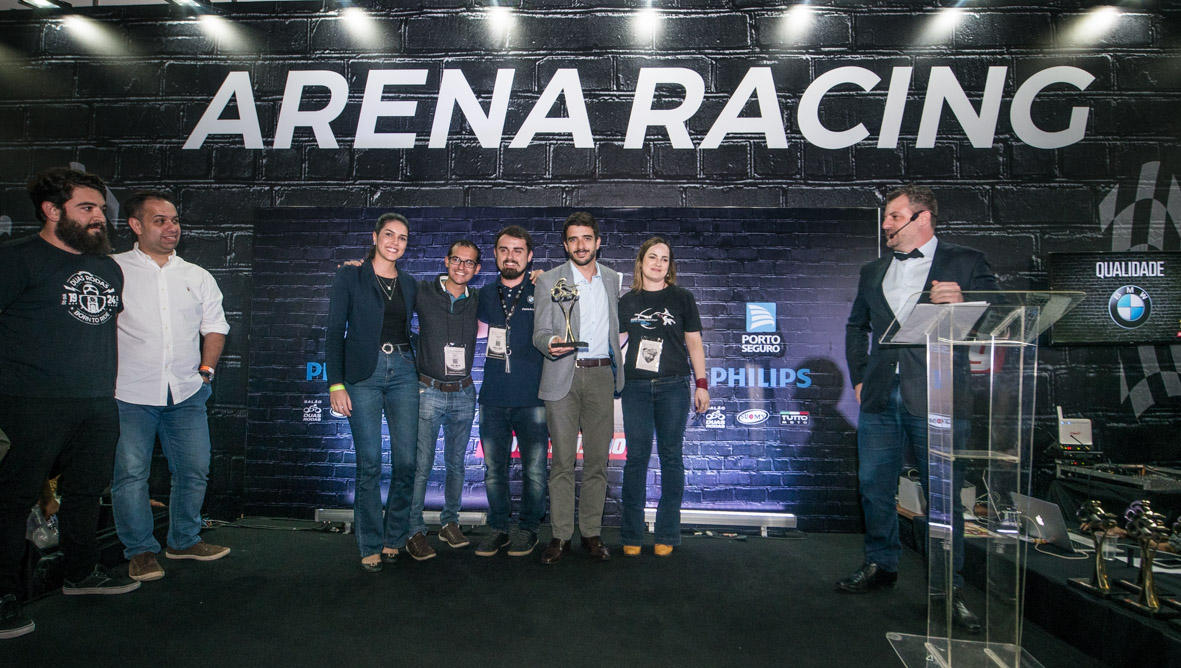 Junto com o time da BMW, Marcelo Cesena recebe troféu do Moto de Ouro 2019 na categoria Qualidade