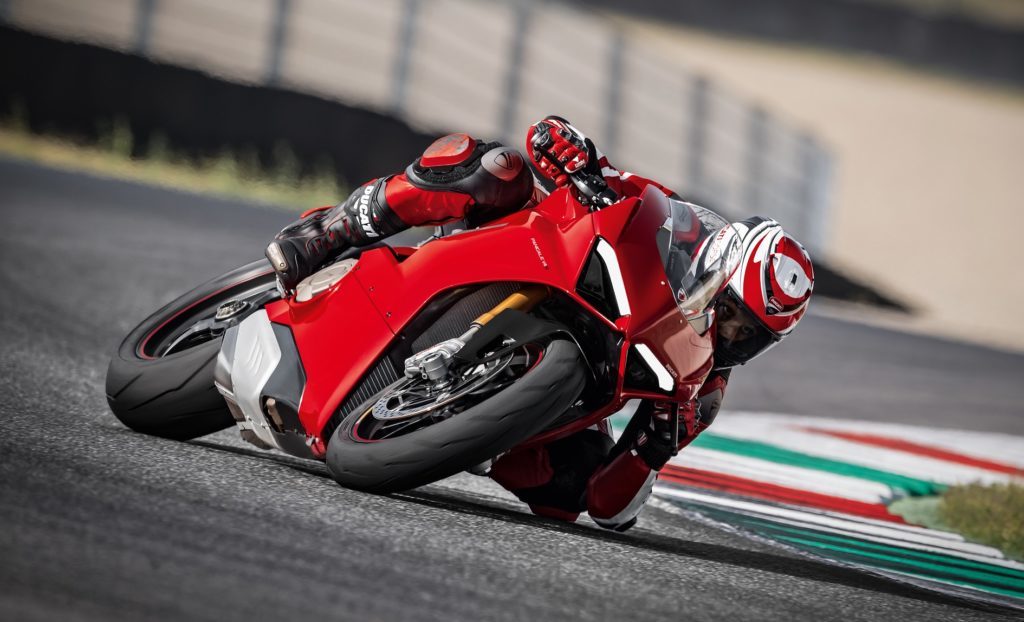 Ducati Panigale com pneus Pirelli acelerando em autódromo