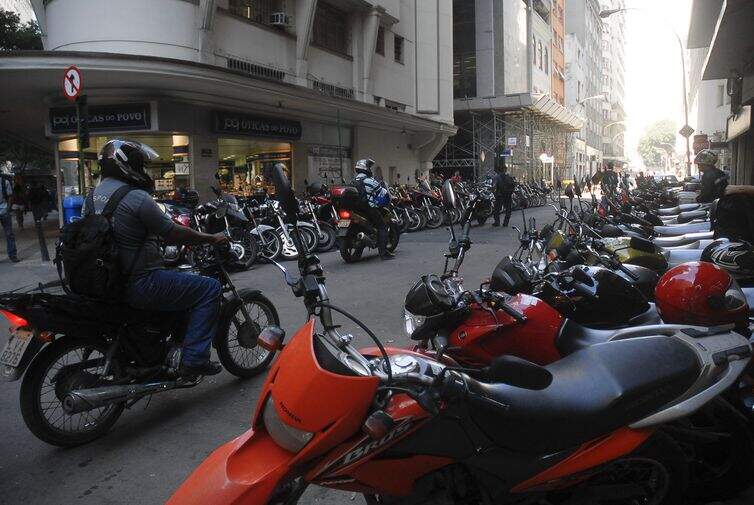 Motos estacionadas em rua movimentada de uma grande cidade