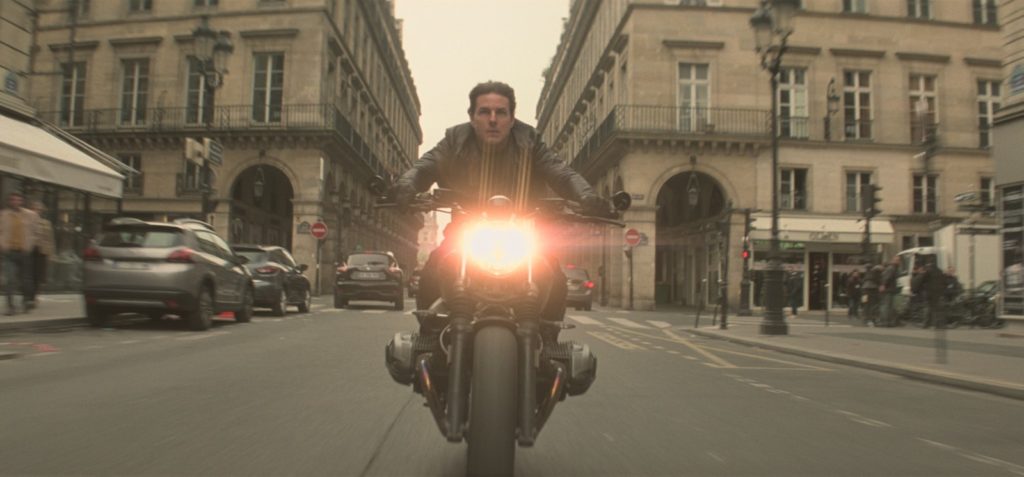 Tom Cruise pilota moto BMW RnineT em Missão Impossível - Efeito Fallout
