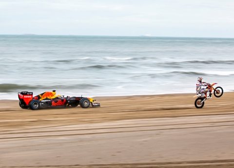 Pilotos da equipe Red Bull da Fórmula 1 correm na praia com Jeffrey Herlings, tetracampeão mundial de motocross, em Haia