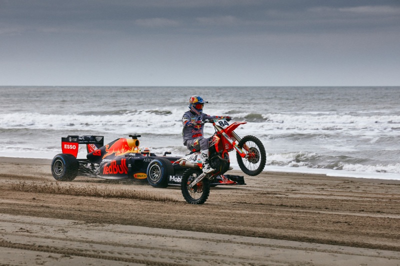 Pilotos da equipe Red Bull da Fórmula 1 correm na praia com Jeffrey Herlings, tetracampeão mundial de motocross, em Haia