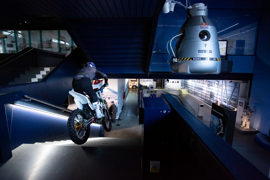 Piloto de motocross freestyle, Mat Rebeaud radicaliza com sua moto elétrica no Museu suíço dos Transportes