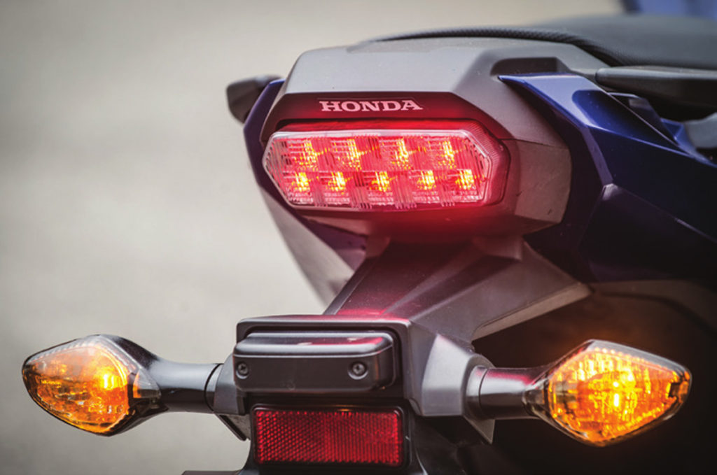 Honda NC 750X traz lanterna e farol em LED