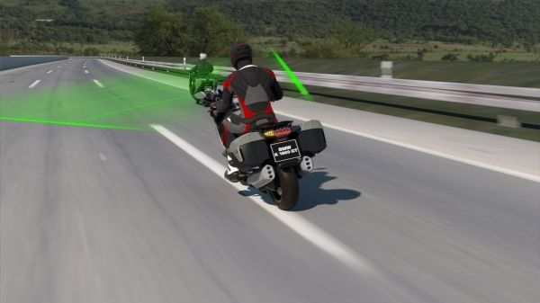 BMW apresenta controle de cruzeiro ativo para motos