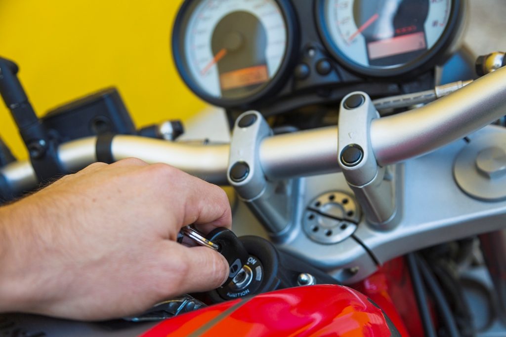 Veja como evitar sobrecarga na bateria da moto