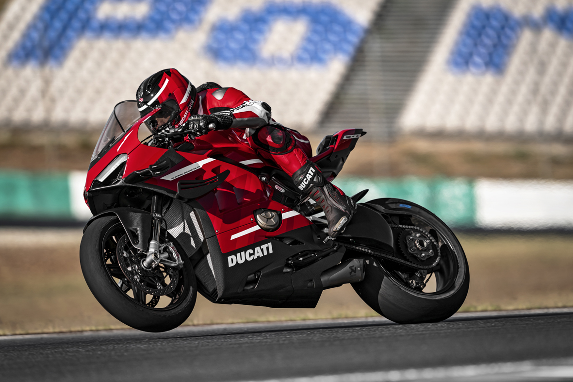 01_Ducati-Superleggera-V4_Action_UC145860_High