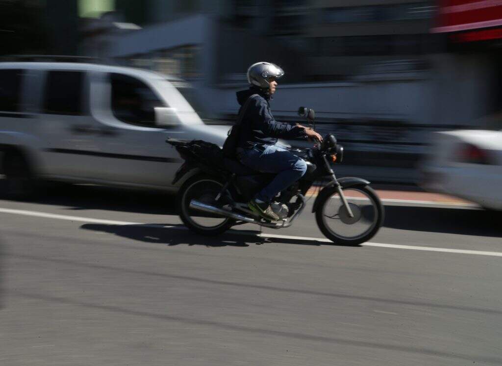motociclista trafega pela região central de São Paulo com moto Honda CG