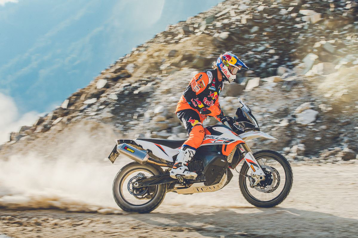 KTM-890-ADVENTURE-R-RALLY_Action-Toby-Price