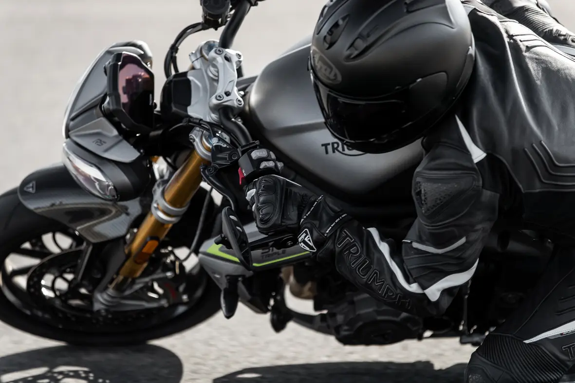 Speed-Triple-1200-RS-Hero-Riding-8