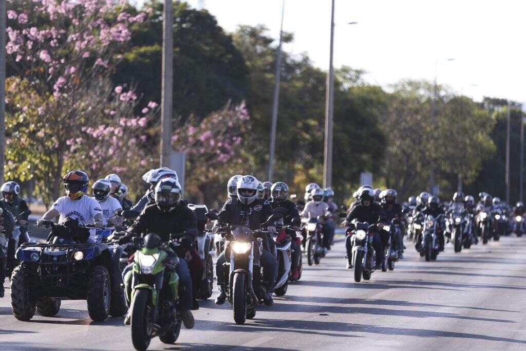Motociclistas realizam passeio pelas ruas de Brasília como parte do encerramento do Capital Moto Week