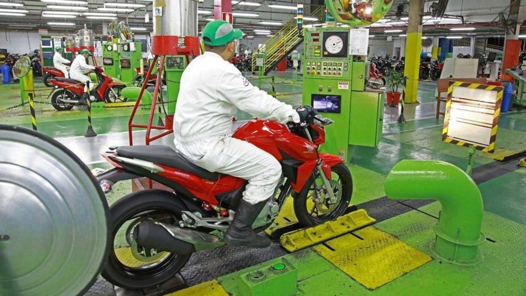 Produção de motos desacelera, mas volta a superar 100 mil unidades