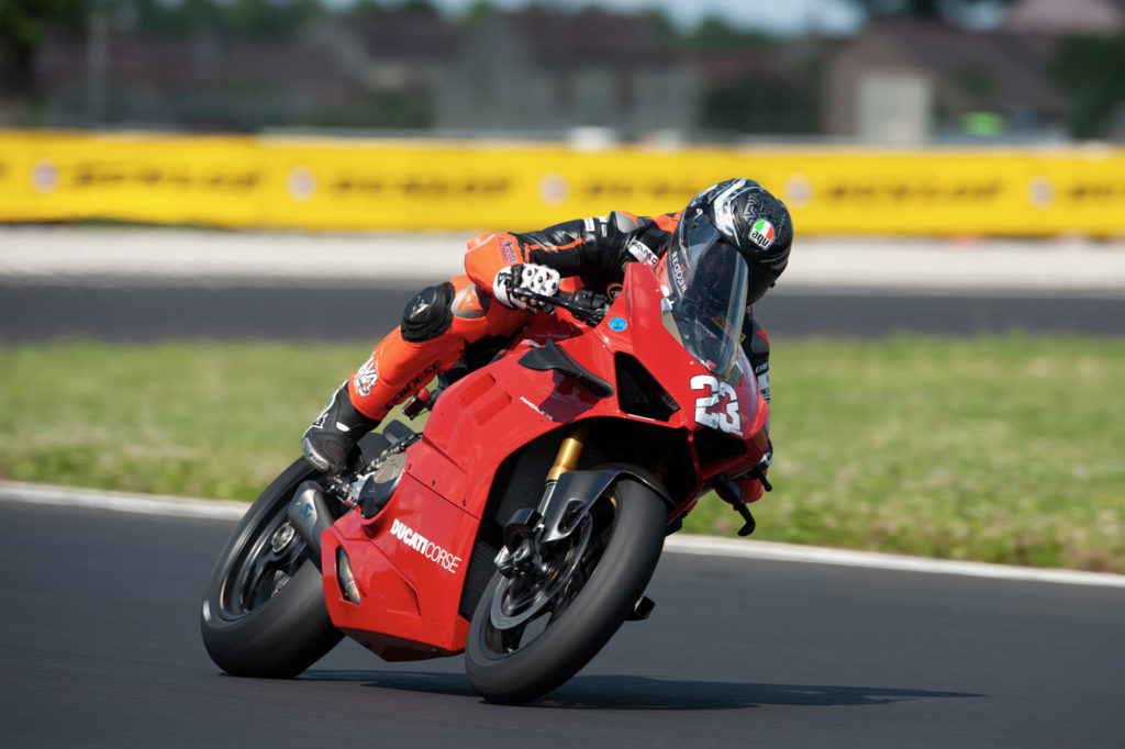 Ducati Panigale V4 S ganha novos acessórios para as pistas