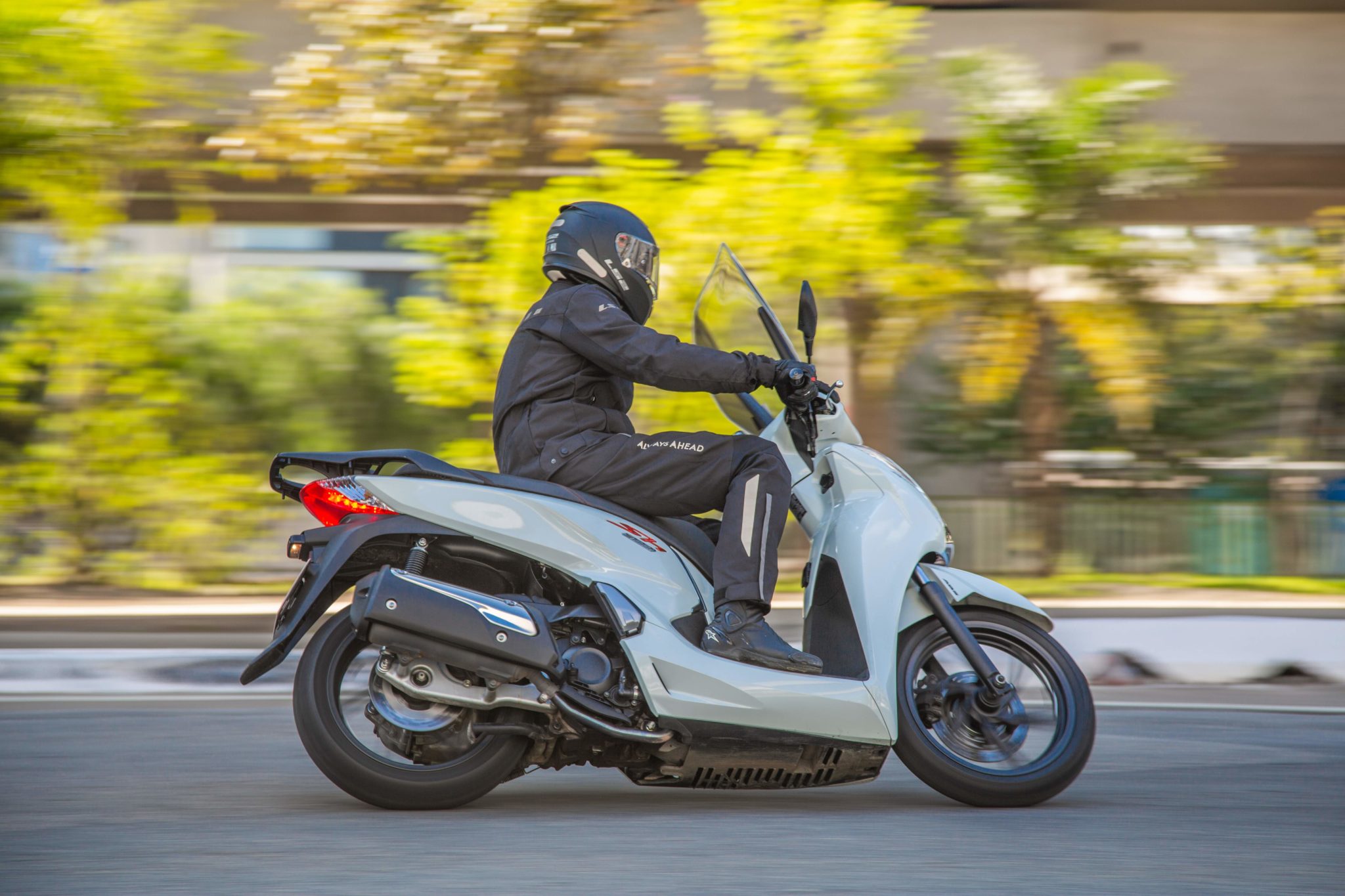 Honda SH 300i Sport: classe executiva com sotaque esportivo