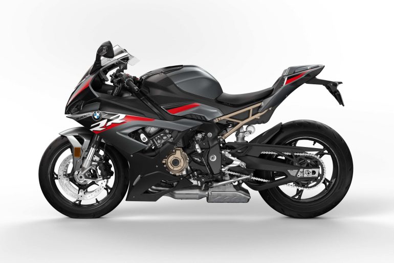 BMW S1000RR 2022 traz kit M de série e novas cores