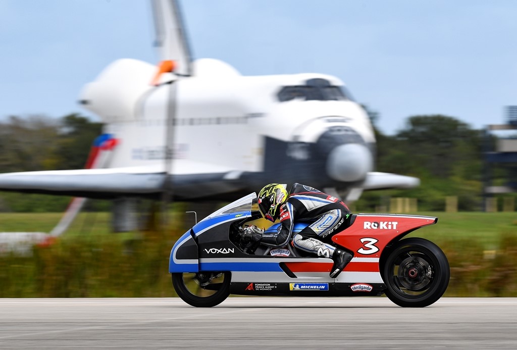 Max Biaggi bate novo recorde mundial com uma moto elétrica