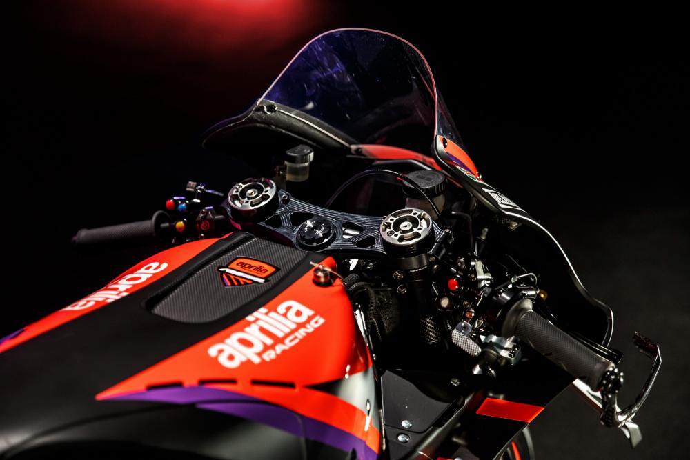 Aprilia mostra RS-GP da MotoGP 2022 em trajes de gala