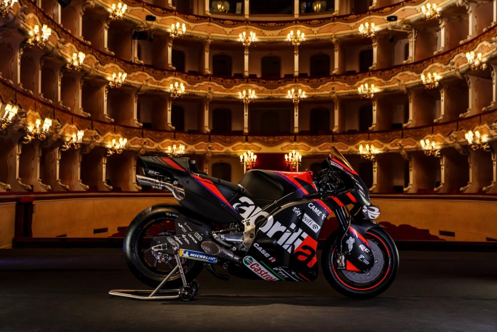 Em trajes de gala, Aprilia mostra RS-GP da MotoGP 2022