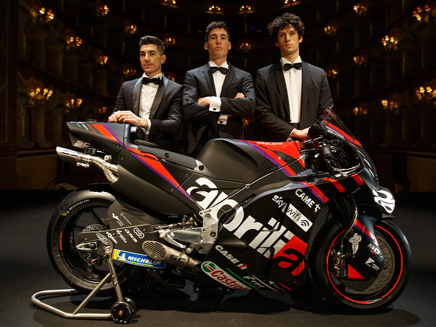 Aprilia mostra RS-GP da MotoGP 2022 em trajes de gala