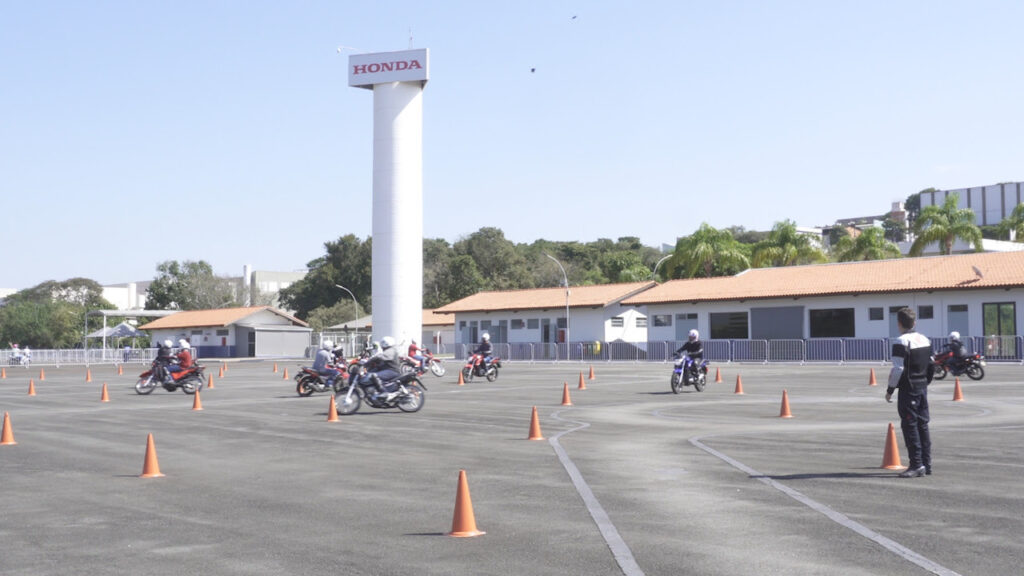Honda e Detran-SP iniciam treinamento para motofretistas