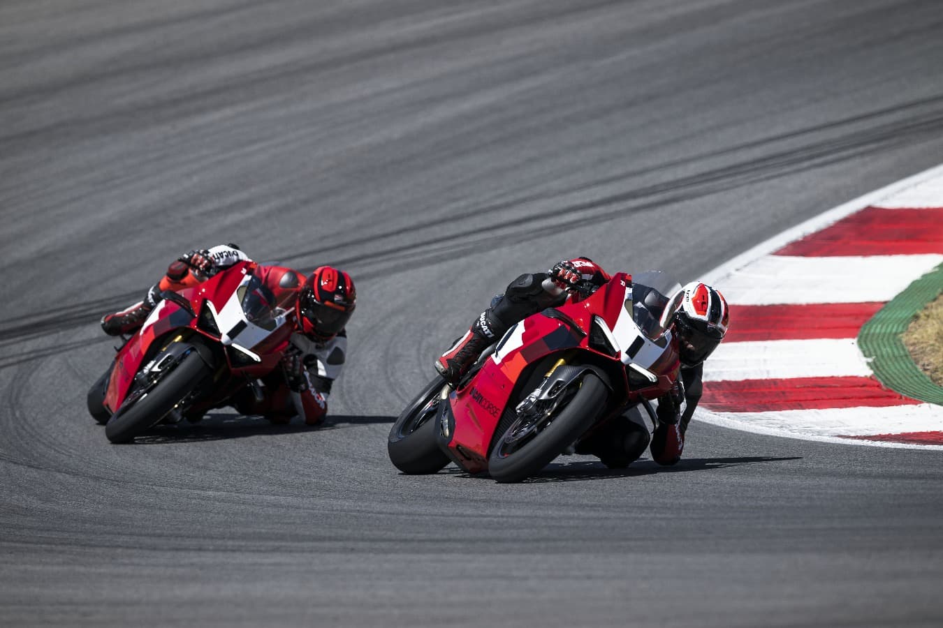 Ducati apresenta a nova Panigale V4 R: mais de 240 cv em configuração de  pista, limitador a 16.500 rpm