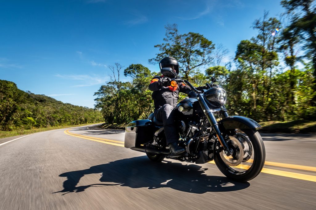 Harley-Davidson Road King Special agrada os olhos e o coração