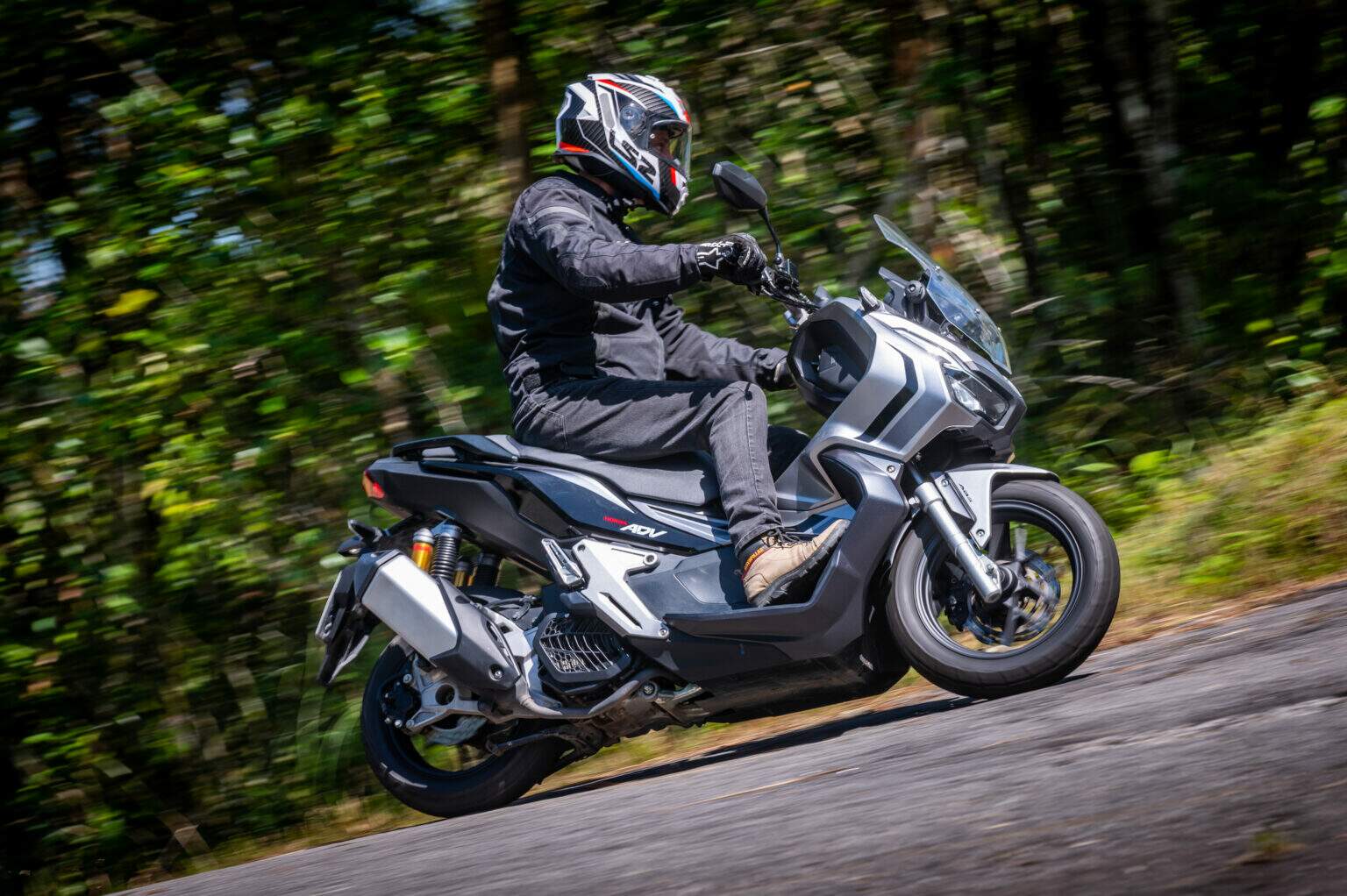 Honda ADV 150 vai um pouco além do asfalto