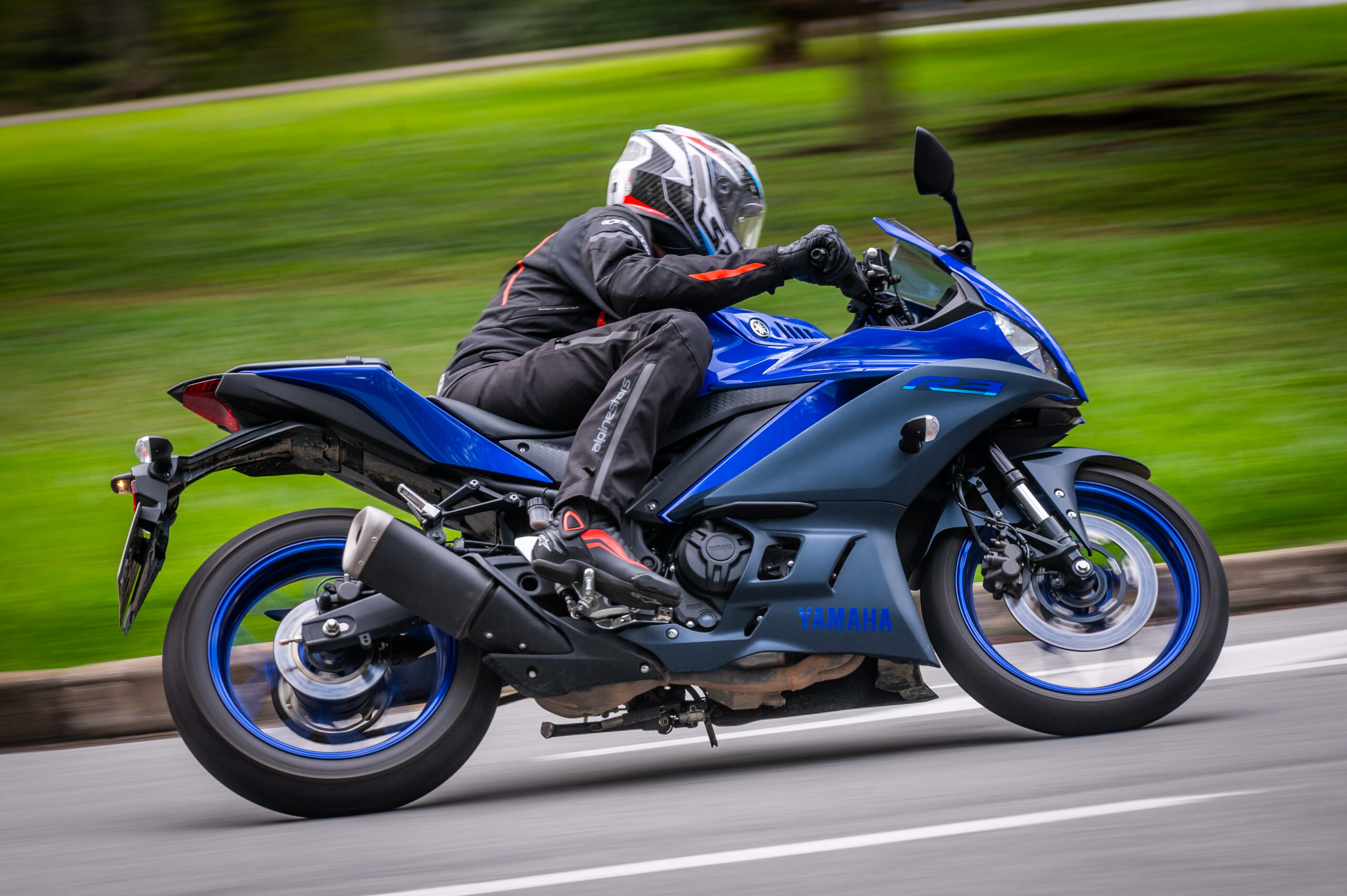 Rodamos com a Yamaha R3 de rua e de pista; veja as diferenças - UOL Carros