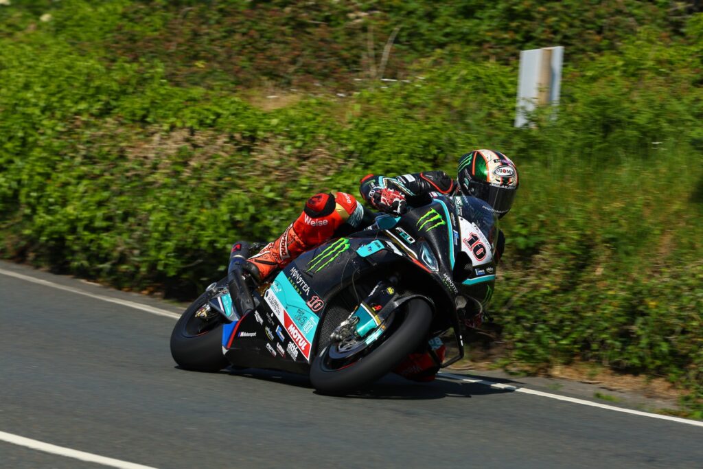 Michael Dunlop venceu hoje a corrida de Superbikes na Ilha de Man