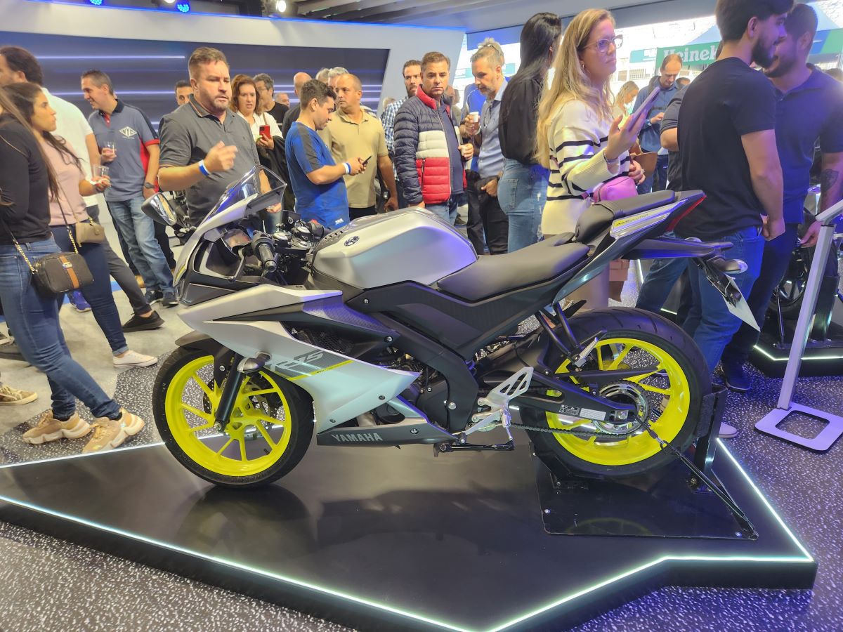 Yamaha lança pequena esportiva R15 por R$ 18.990 - moto.com.br