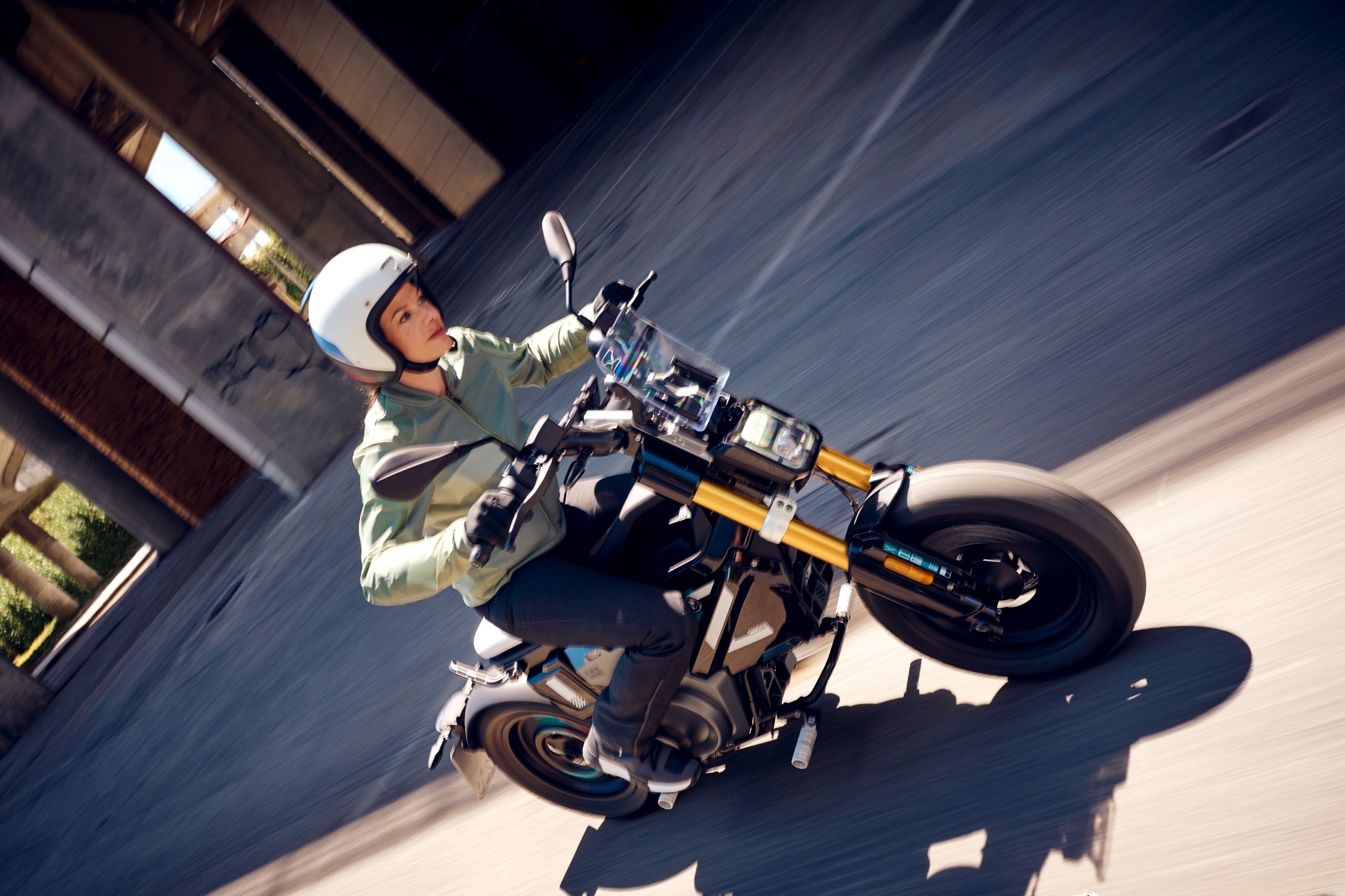 BMW amplia line-up elétrico com CE 02, uma moto idealizada para jovens