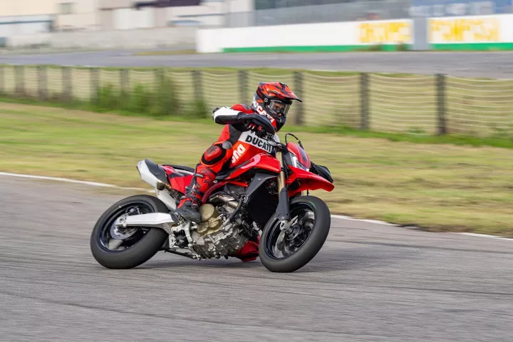 Hypermotard 698 é a primeira supermoto monocilíndrica da Ducati