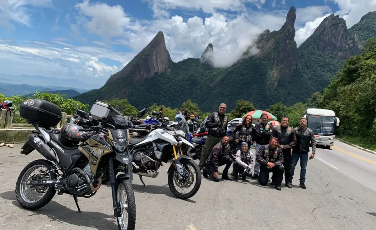 Foto-dos-8-primeiros-sobreviventes-no-Mirante-do-Soberbo-o-checkpoint-mais-bonito-do-Desafio