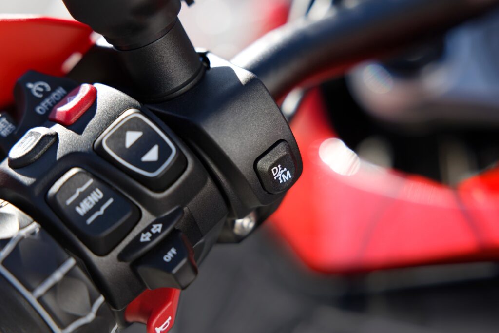 BMW apresenta câmbio automatizado para motos. Rival do DCT?