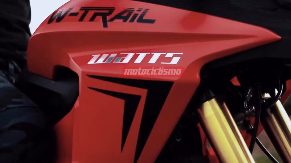 Detalhe da lateral da moto elétrica trail da Watts, a W-Trail, em frame do vídeo de lançamento