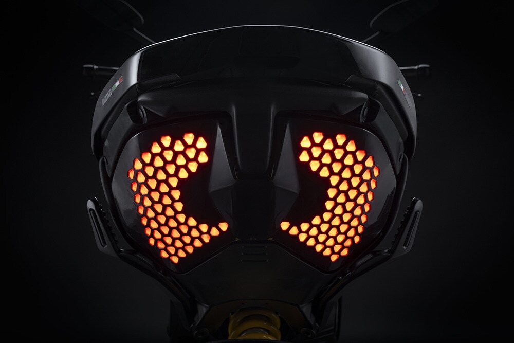Ducati-Diavel-V4-lanterna