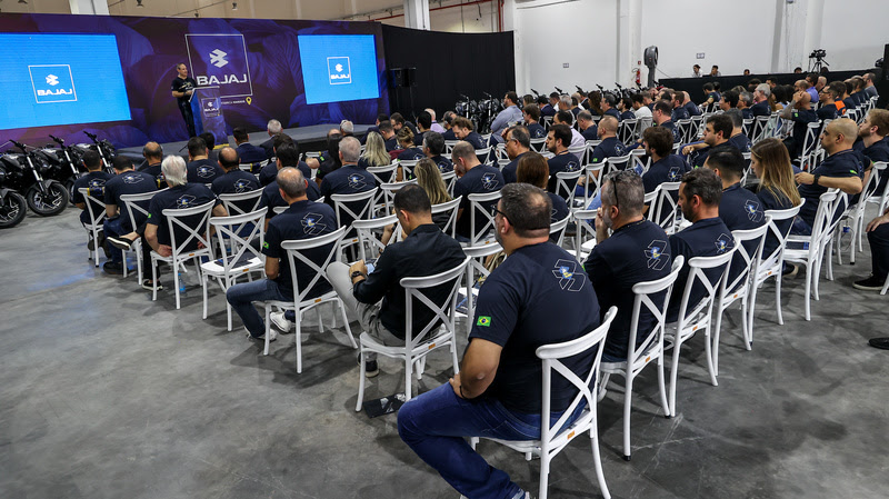 Concessionários, autoridades e imprensa na cerimônia de inauguração da fábrica da Bajaj em Manaus