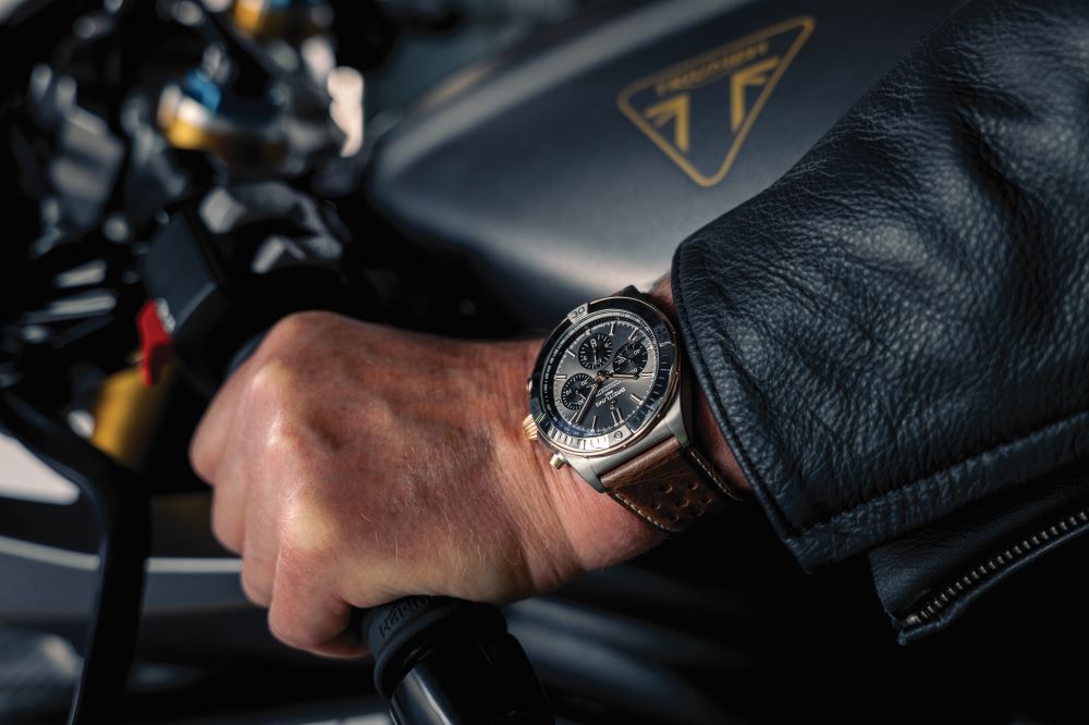 Acordo entre Triumph e Breitling também rende um novo relógio