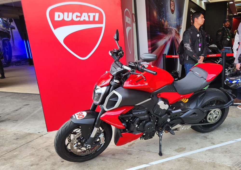Ducati Diavel V4 vermelha no Festival Interlagos