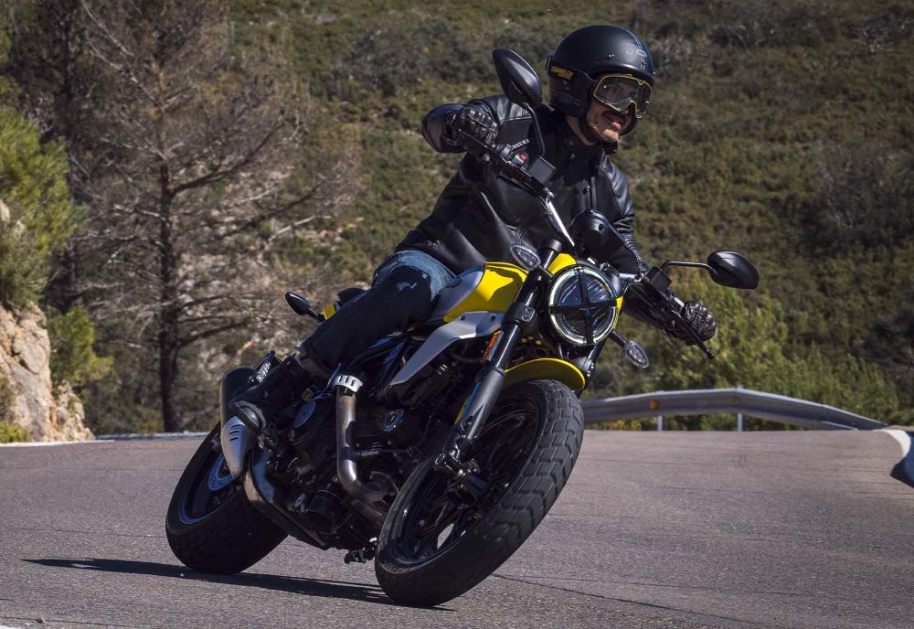 Nova geração da Ducati Scrambler Icon em ação. Modelo tem farol redesenhado e mais mudanças