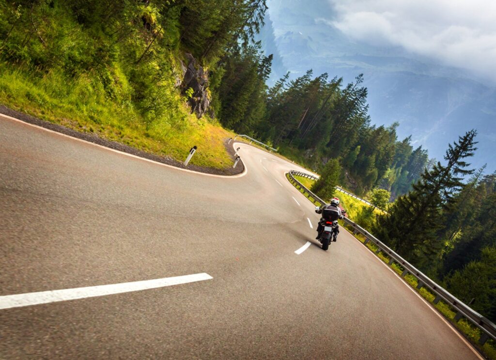 Motociclista acelera por estrada em motocicleta pronta para viagens